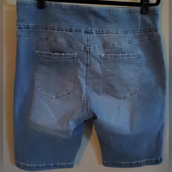 GLORIA VANDERBILT Pull-on Long Denim Shorts Slimming Size 14 - Picture 2 of 3